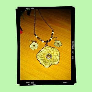 NWOT: Women's Multi-Flower Necklace/Earrings Set